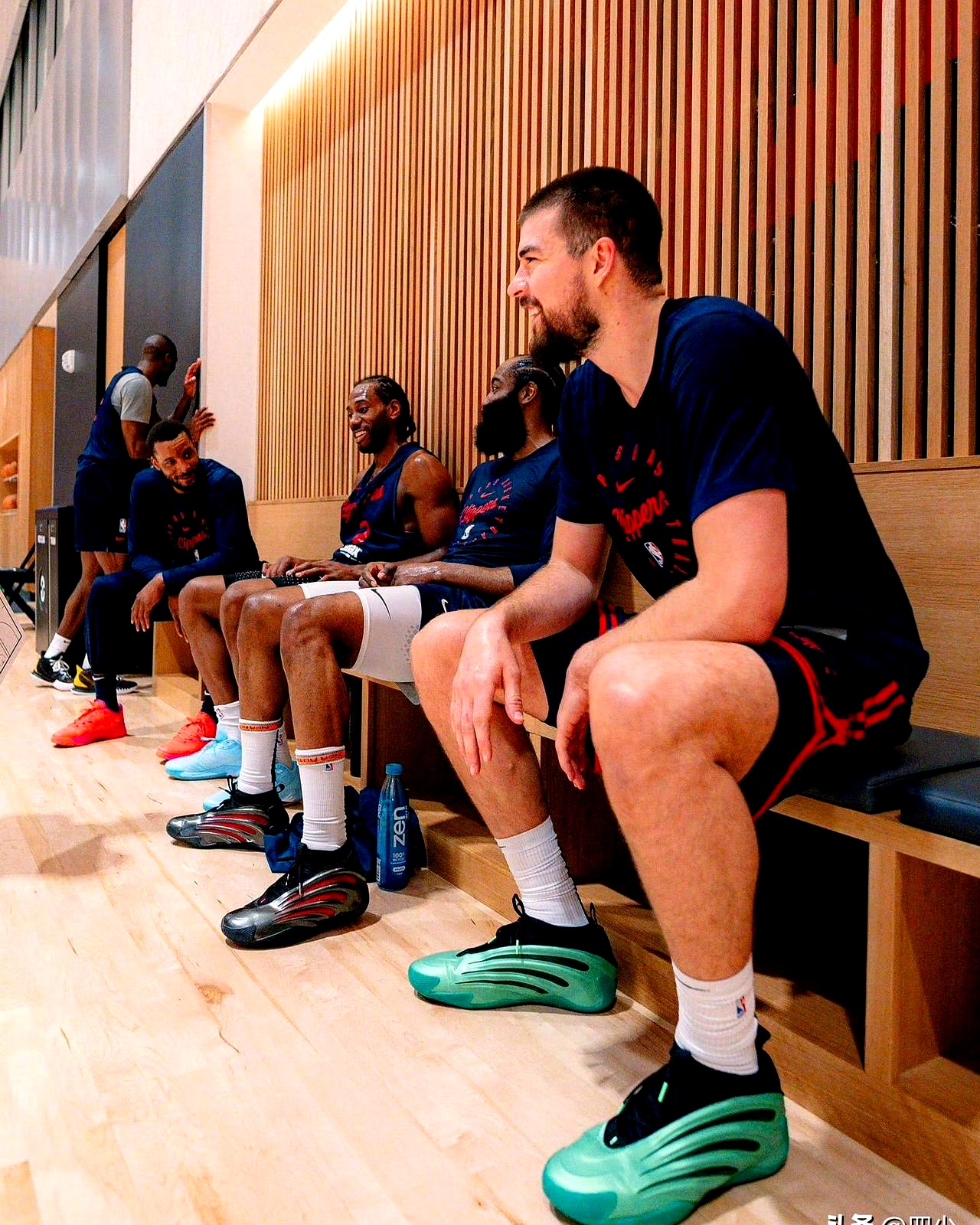 里程碑夜克里夫兰骑士手感冰凉；NBA常规赛加时末段刷纪录；悬念犹存；赛程密集仍需轮换的简单介绍